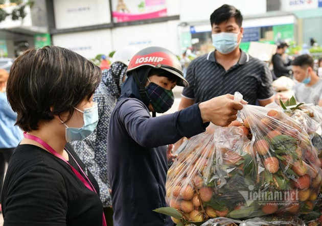 Giữa trưa nắng rát, người Hà Nội mua vải thiều ủng hộ Bắc Giang