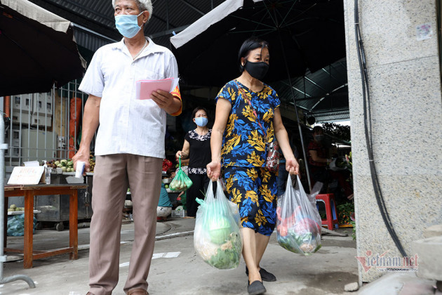 Hà Nội: Cầm thẻ, căn giờ, bịt kín ra chợ, mua nhanh về liền