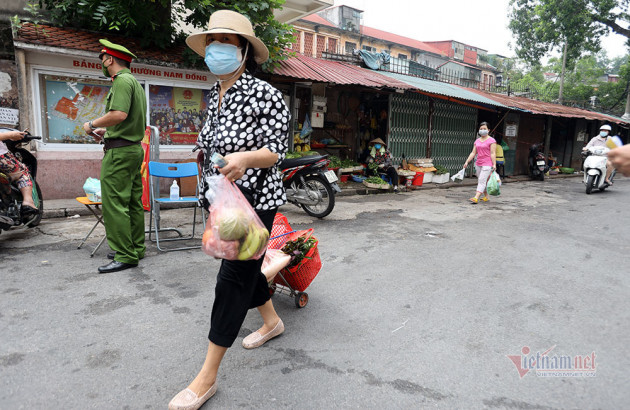 Hà Nội: Cầm thẻ, căn giờ, bịt kín ra chợ, mua nhanh về liền