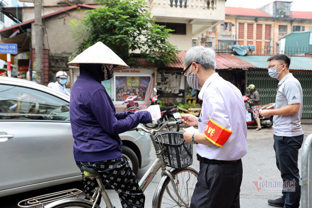 Hà Nội: Cầm thẻ, căn giờ, bịt kín ra chợ, mua nhanh về liền