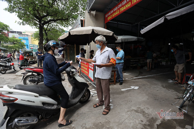 Hà Nội: Cầm thẻ, căn giờ, bịt kín ra chợ, mua nhanh về liền