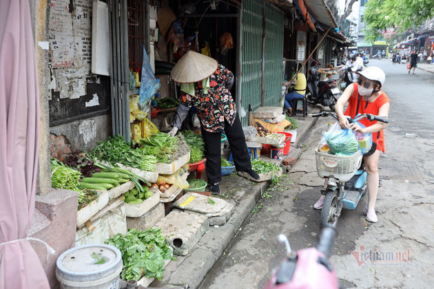 Hà Nội: Cầm thẻ, căn giờ, bịt kín ra chợ, mua nhanh về liền