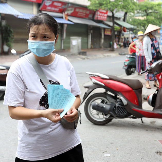 Hà Nội: Cầm thẻ, căn giờ, bịt kín ra chợ, mua nhanh về liền