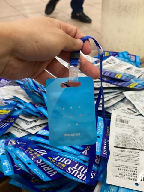 Hà Nội: Hàng trăm 'thẻ đeo diệt virus corona' không rõ nguồn gốc bị bắt giữ