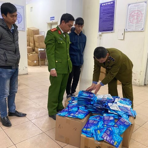 Hà Nội: Hàng trăm 'thẻ đeo diệt virus corona' không rõ nguồn gốc bị bắt giữicon