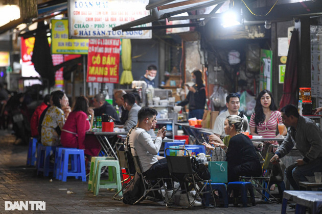 Hà Nội: Phố bia Tạ Hiện đông kín khách, các hàng quán nhộn nhịp sau 21h - 13