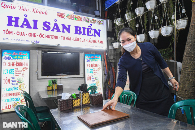 Hà Nội: Phố bia Tạ Hiện đông kín khách, các hàng quán nhộn nhịp sau 21h - 14