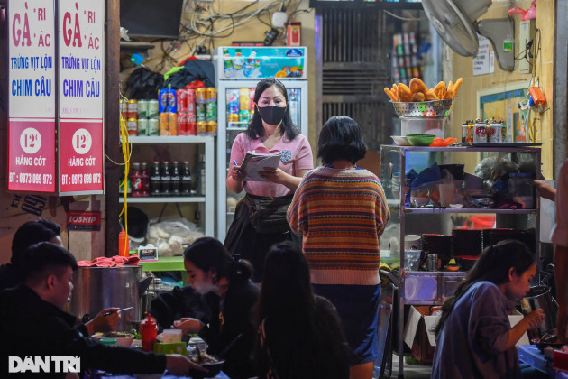 Hà Nội: Phố bia Tạ Hiện đông kín khách, các hàng quán nhộn nhịp sau 21h - 8