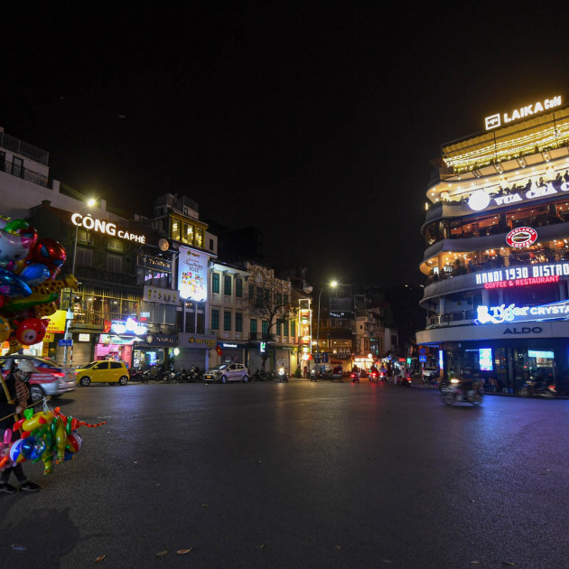 Hà Nội: Phố bia Tạ Hiện đông kín khách, các hàng quán nhộn nhịp sau 21hicon