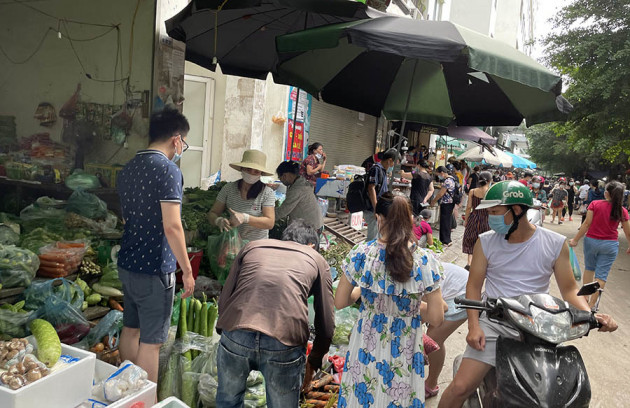 Hà Nội sáng nay: Đi chợ sớm, tranh thủ mua 1 lần dùng 3 ngày