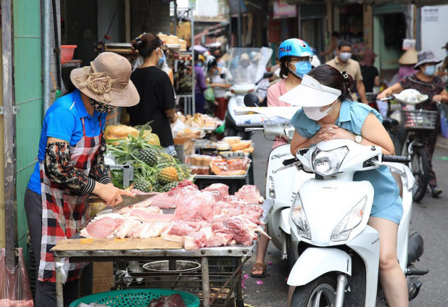 Hà Nội sáng nay: Đi chợ sớm, tranh thủ mua 1 lần dùng 3 ngày