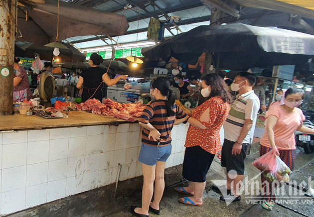 Hà Nội sáng nay: Đi chợ sớm, tranh thủ mua 1 lần dùng 3 ngày