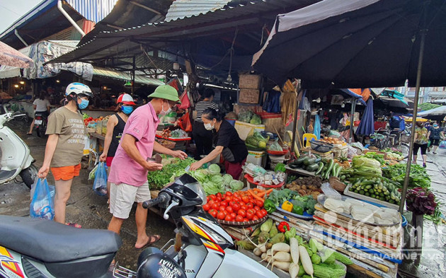 Hà Nội sáng nay: Đi chợ sớm, tranh thủ mua 1 lần dùng 3 ngày