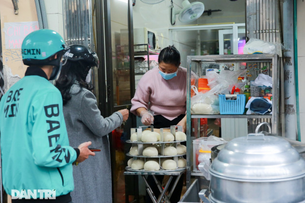 Hàng bánh bao chảnh: Ngày chỉ làm đúng 200 chiếc, ai không chờ được cứ về - 4