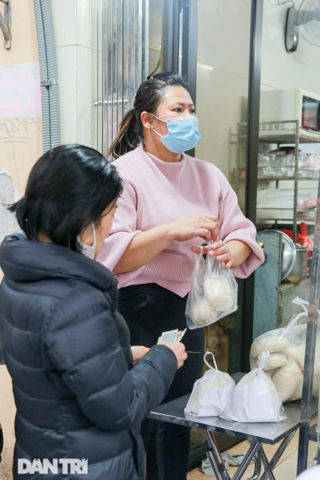 Hàng bánh bao chảnh: Ngày chỉ làm đúng 200 chiếc, ai không chờ được cứ về - 7