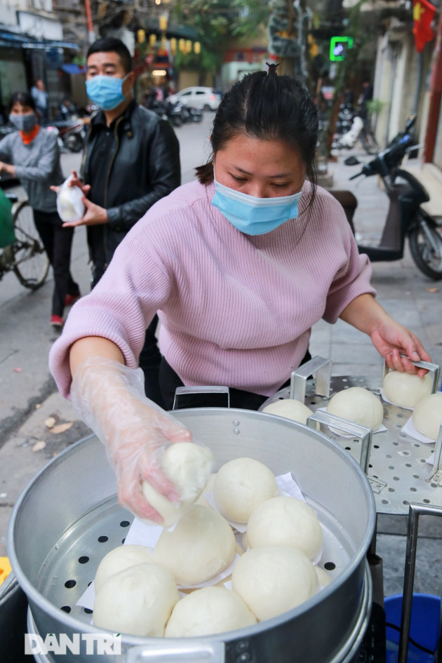 Hàng bánh bao chảnh: Ngày chỉ làm đúng 200 chiếc, ai không chờ được cứ về - 8