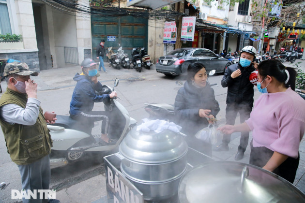 Hàng bánh bao chảnh: Ngày chỉ làm đúng 200 chiếc, ai không chờ được cứ về - 9