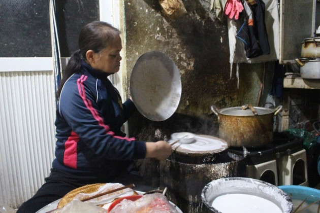 Hàng bánh cuốn kỳ lạ nhất Hà Nội: không biển hiệu, chỉ mở bán lúc nửa đêm