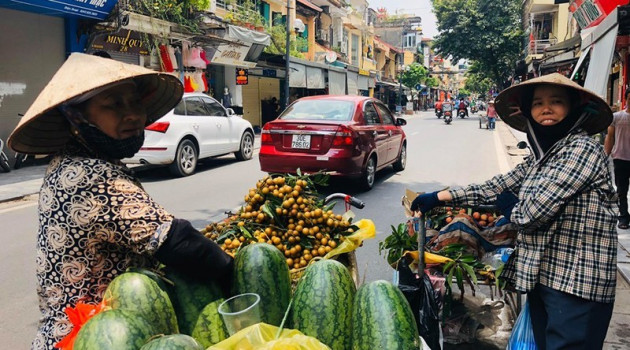 Hàng loạt cửa hàng 'cửa đóng, then cài' trên phố cổ Hà Nội vốn sầm uất