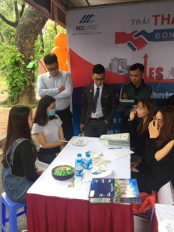Hàng nghìn ứng viên tham dự đại hội tuyển dụng tư vấn bất động sản Vinhomes