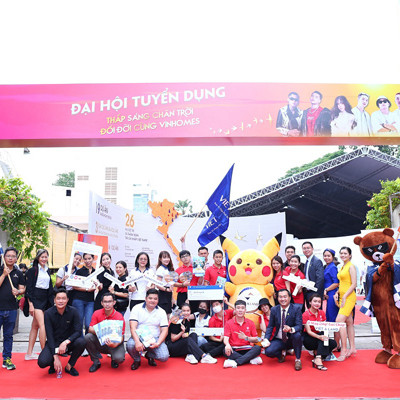 Hàng nghìn ứng viên tham dự đại hội tuyển dụng tư vấn bất động sản Vinhomes