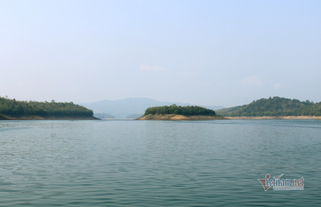 Hàng trăm hòn đảo nổi lên giữa 'vịnh Hạ Long' trên cao nguyên