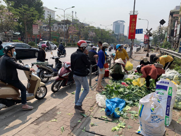 Hàng trăm tấn rau Hải Dương về Hà Nội: Vài nghìn/kg, gọi nhau giải cứu