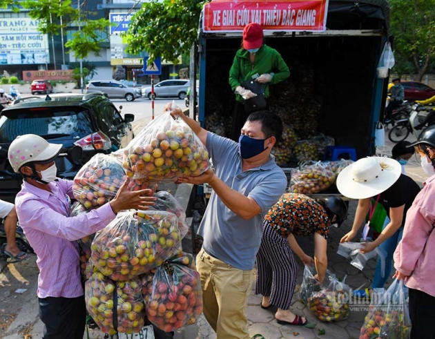 Hàng từ tâm dịch Bắc Giang đổ về, dân Hà Nội xuyên đêm ngóng đợi