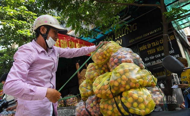 Hàng từ tâm dịch Bắc Giang đổ về, dân Hà Nội xuyên đêm ngóng đợi