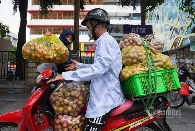 Hàng từ tâm dịch Bắc Giang đổ về, dân Hà Nội xuyên đêm ngóng đợi