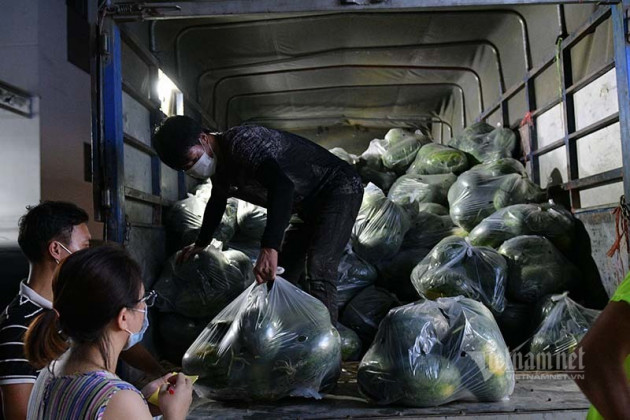 Hàng từ tâm dịch Bắc Giang đổ về, dân Hà Nội xuyên đêm ngóng đợi