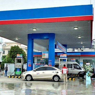 Hành động lúc nửa đêm: Giá xăng giảm sâu, dầu tăng mạnhicon