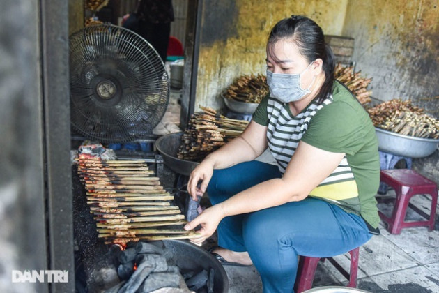 Hiếm có ở Hà Nội: Bún chả kẹp que tre nướng, ngày bán hàng trăm suất