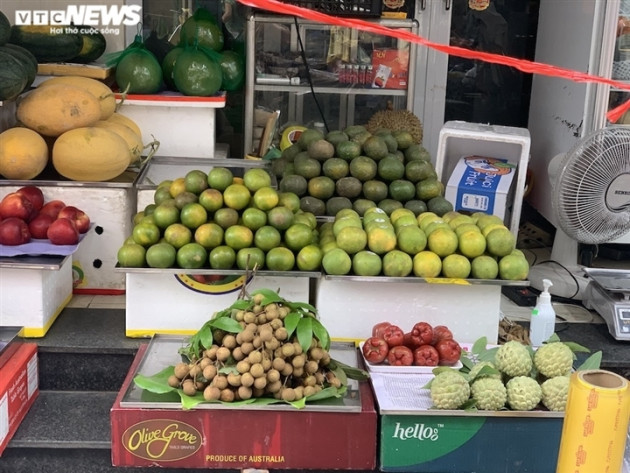 Hoa quả tươi đắt khách, cam tăng tới chục giá ở nhiều chợ Hà Nội