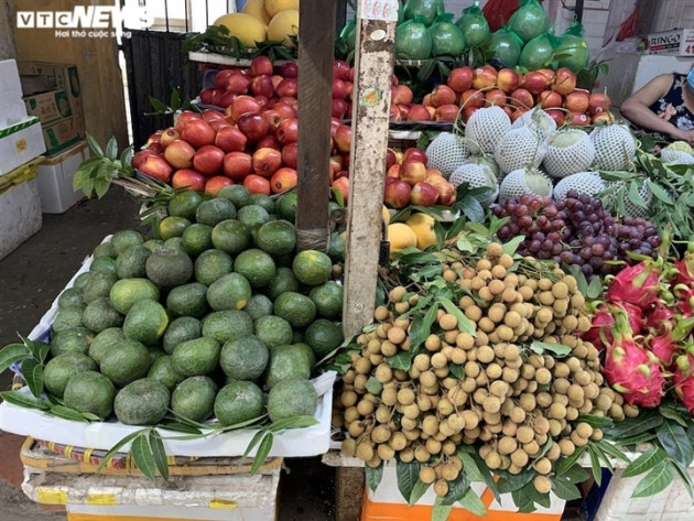 Hoa quả tươi đắt khách, cam tăng tới chục giá ở nhiều chợ Hà Nội