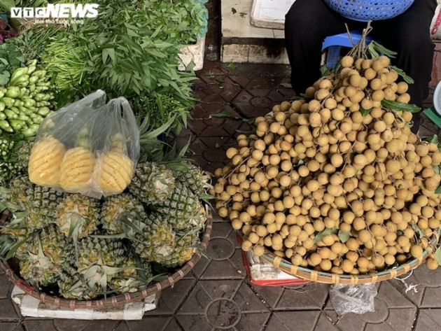 Hoa quả tươi đắt khách, cam tăng tới chục giá ở nhiều chợ Hà Nội