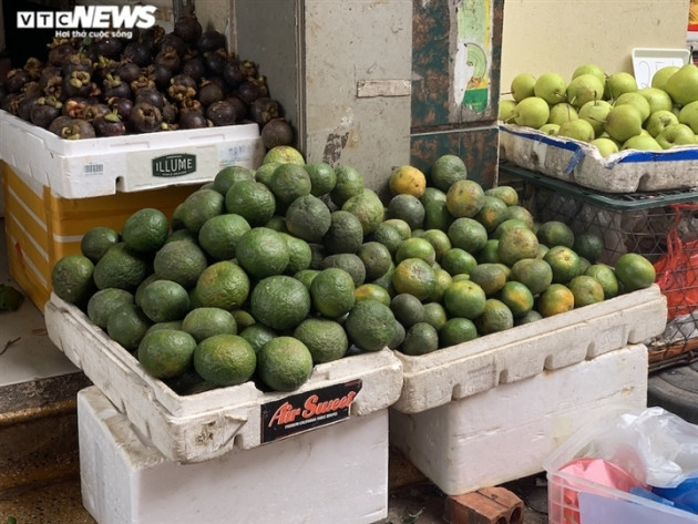 Hoa quả tươi đắt khách, cam tăng tới chục giá ở nhiều chợ Hà Nội