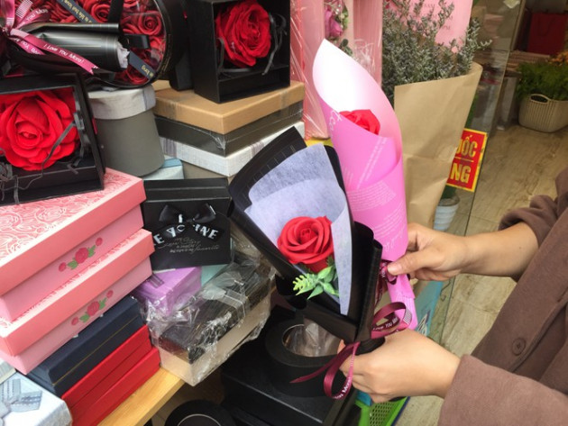 Hoa 'vĩnh cửu' tiền triệu đắt khách dịp Valentine - ảnh 3