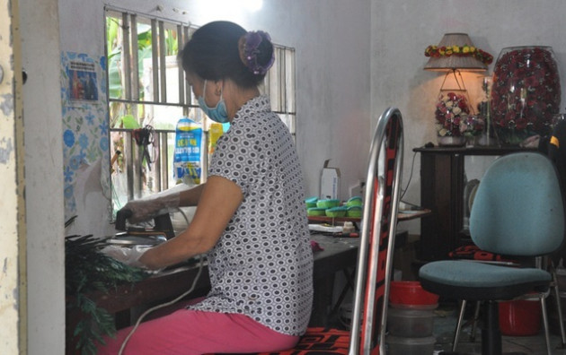 Khởi nghiệp 50 tuổi, nữ giúp việc trở thành chủ cơ sở 'hoa bất tử'
