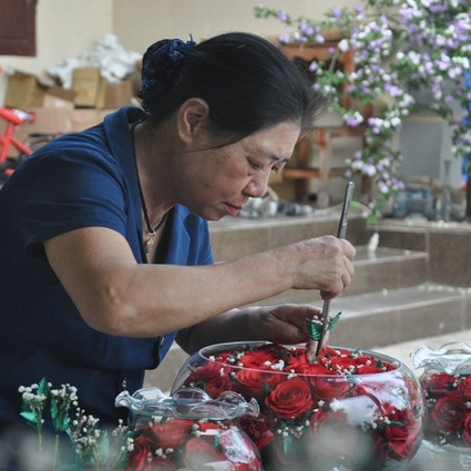 Khởi nghiệp 50 tuổi, nữ giúp việc trở thành chủ cơ sở 'hoa bất tử'