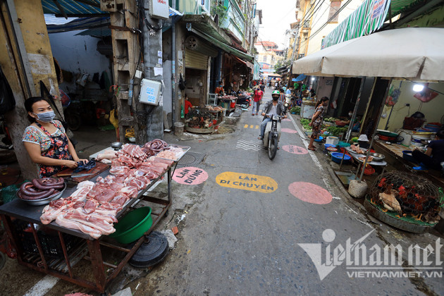 Khu chợ phân luồng vàng, khoanh ô hồng: Cảnh khác lạ ở Hà Nội