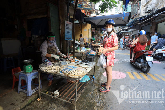 Khu chợ phân luồng vàng, khoanh ô hồng: Cảnh khác lạ ở Hà Nội