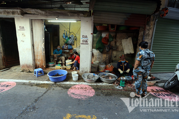 Khu chợ phân luồng vàng, khoanh ô hồng: Cảnh khác lạ ở Hà Nội