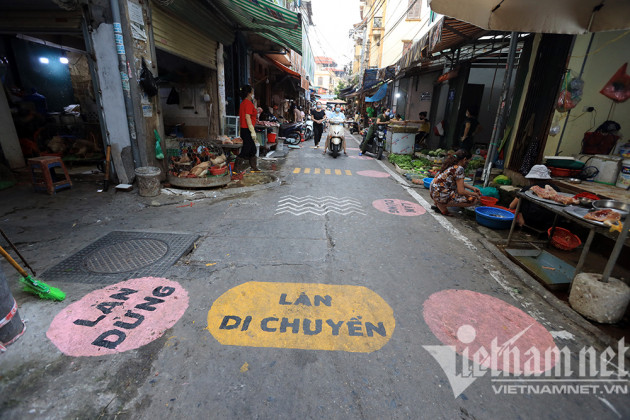 Khu chợ phân luồng vàng, khoanh ô hồng: Cảnh khác lạ ở Hà Nội