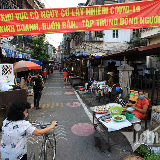 Khu chợ phân luồng vàng, khoanh ô hồng: Cảnh khác lạ ở Hà Nộiicon