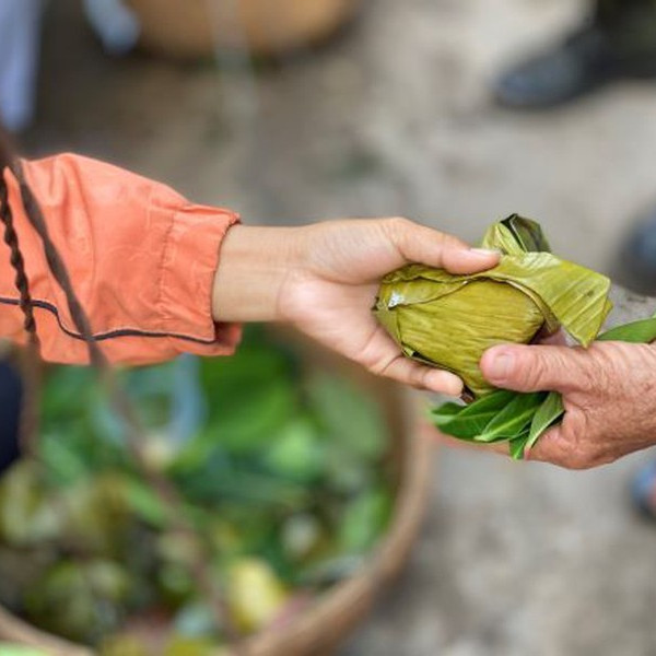 Lá cây thay tiền, đến chợ này mua đồ ăn không lo tốn kémicon