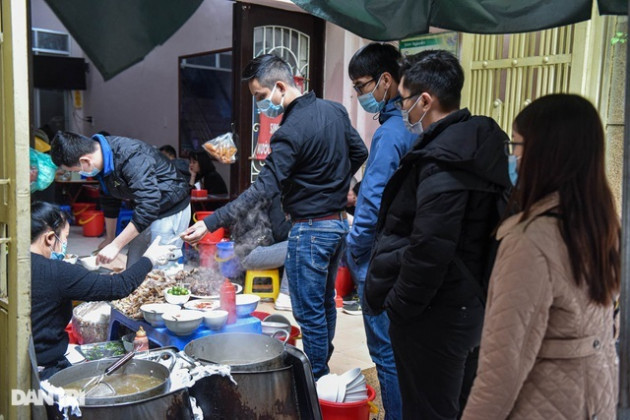 Lạ lùng con ngõ ẩm thực đủ 'Sướng', 'Nhàn', 'Vui', 'Sân si' ở Hà Nội