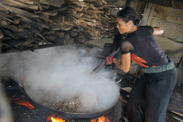 Làng 'đãi hến' hơn 300 năm bên bờ sông La