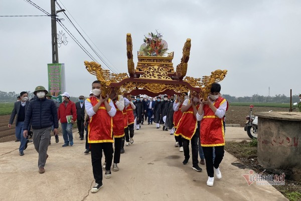 Lễ hội độc đáo, người chơi thắng cuộc được thưởng 1 củ cà rốt