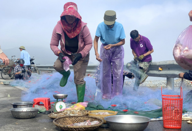 Loài cá làm thức ăn cho heo thành đặc sản ngày lạnh, ngư dân trúng đậm đầu năm